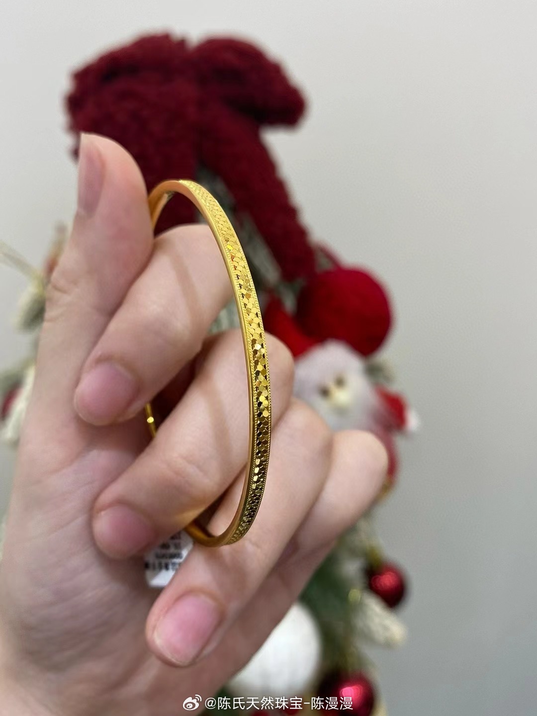 老鳳祥最新款實(shí)心手鐲，時(shí)尚與經(jīng)典的完美結(jié)合